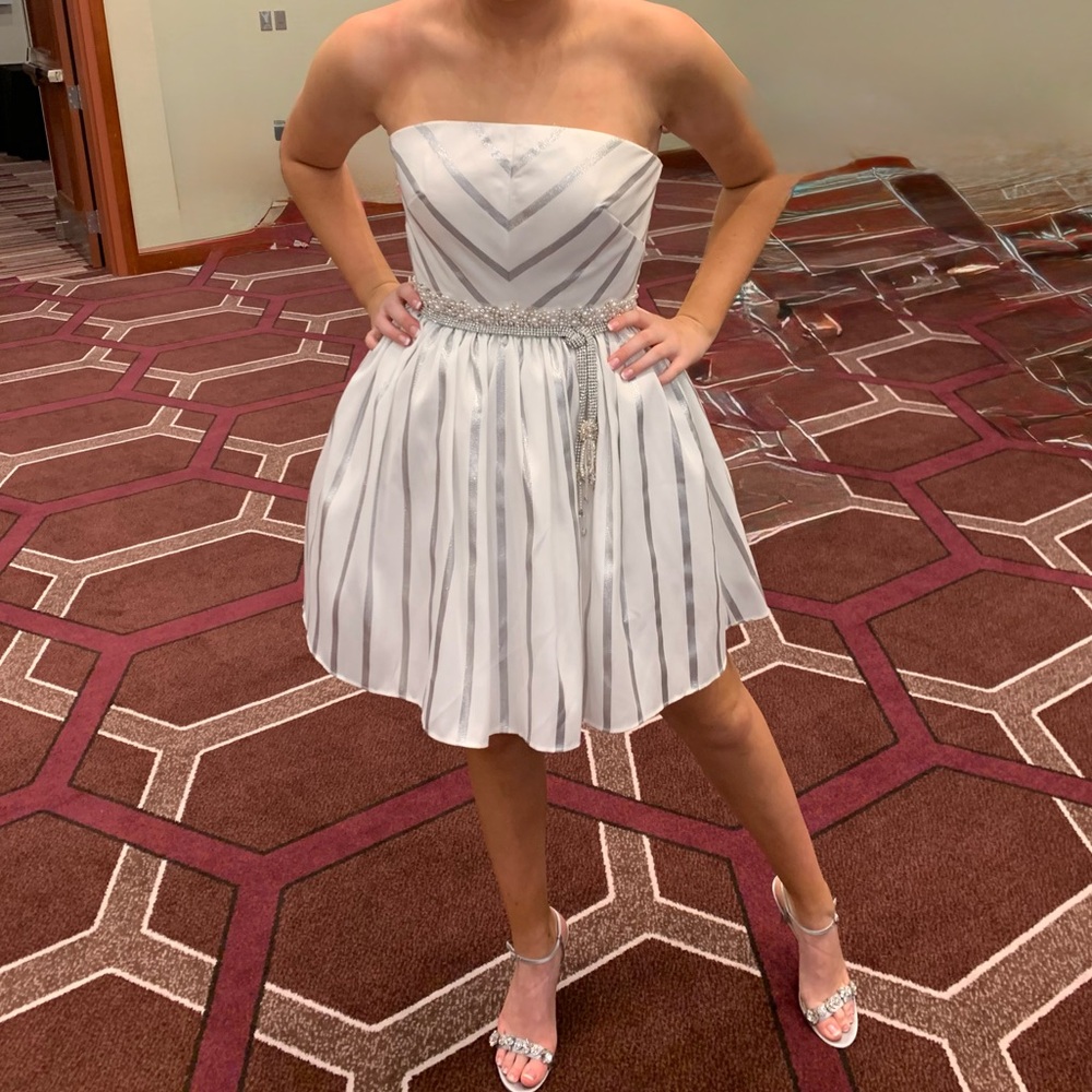 Unique White & Silver cocktail dress - Mac Duggal size 4